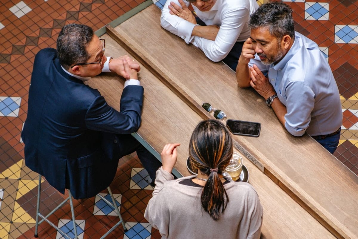 Groupe de personnes en discussion autour d'une table lors d'une reunion