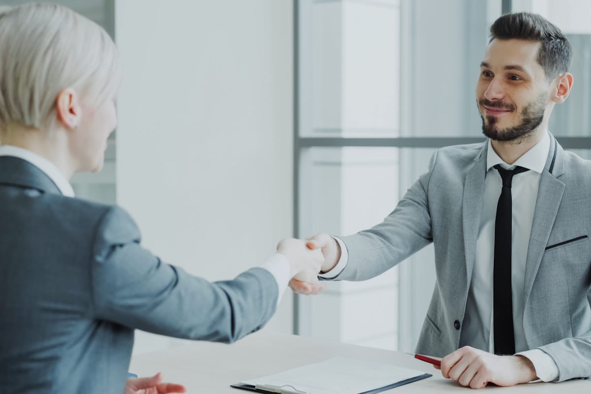 Deux professionnels se serrant la main pour sceller un partenariat
